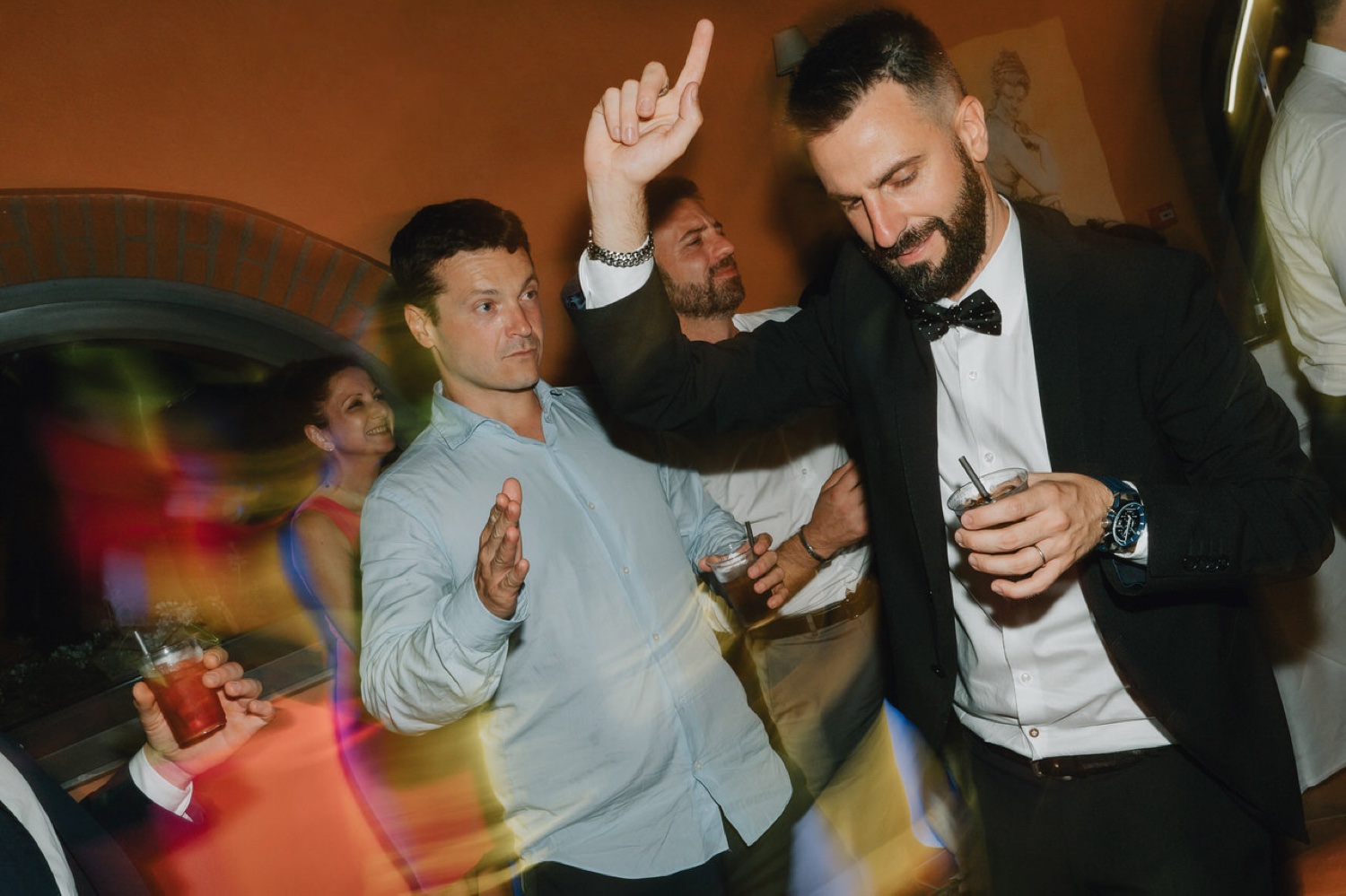 Lo sposo balla con gli amici