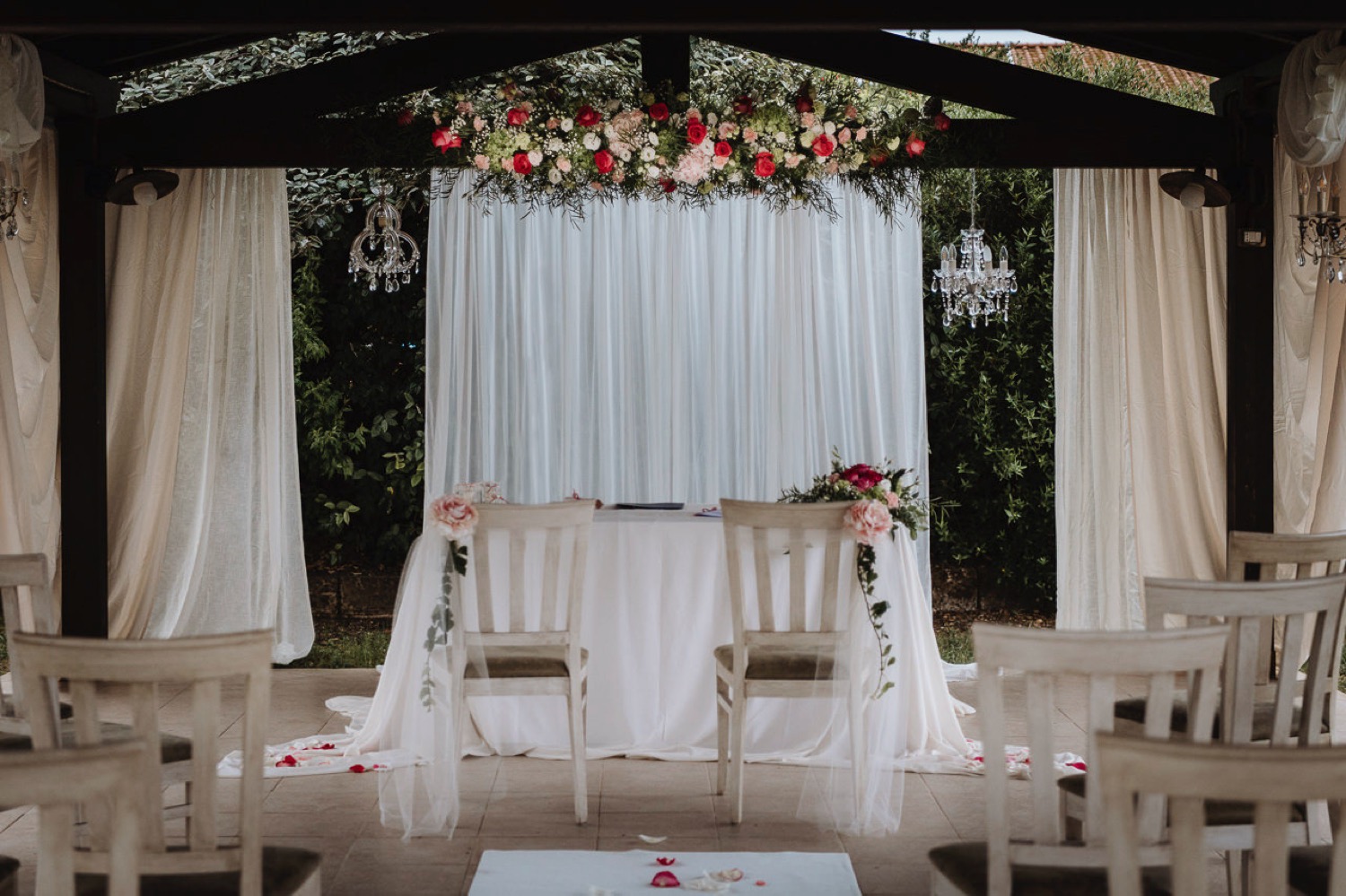 Matrimonio al Casale Mancini: il gazebo con i tendaggi bianchi pronto per la cerimonia