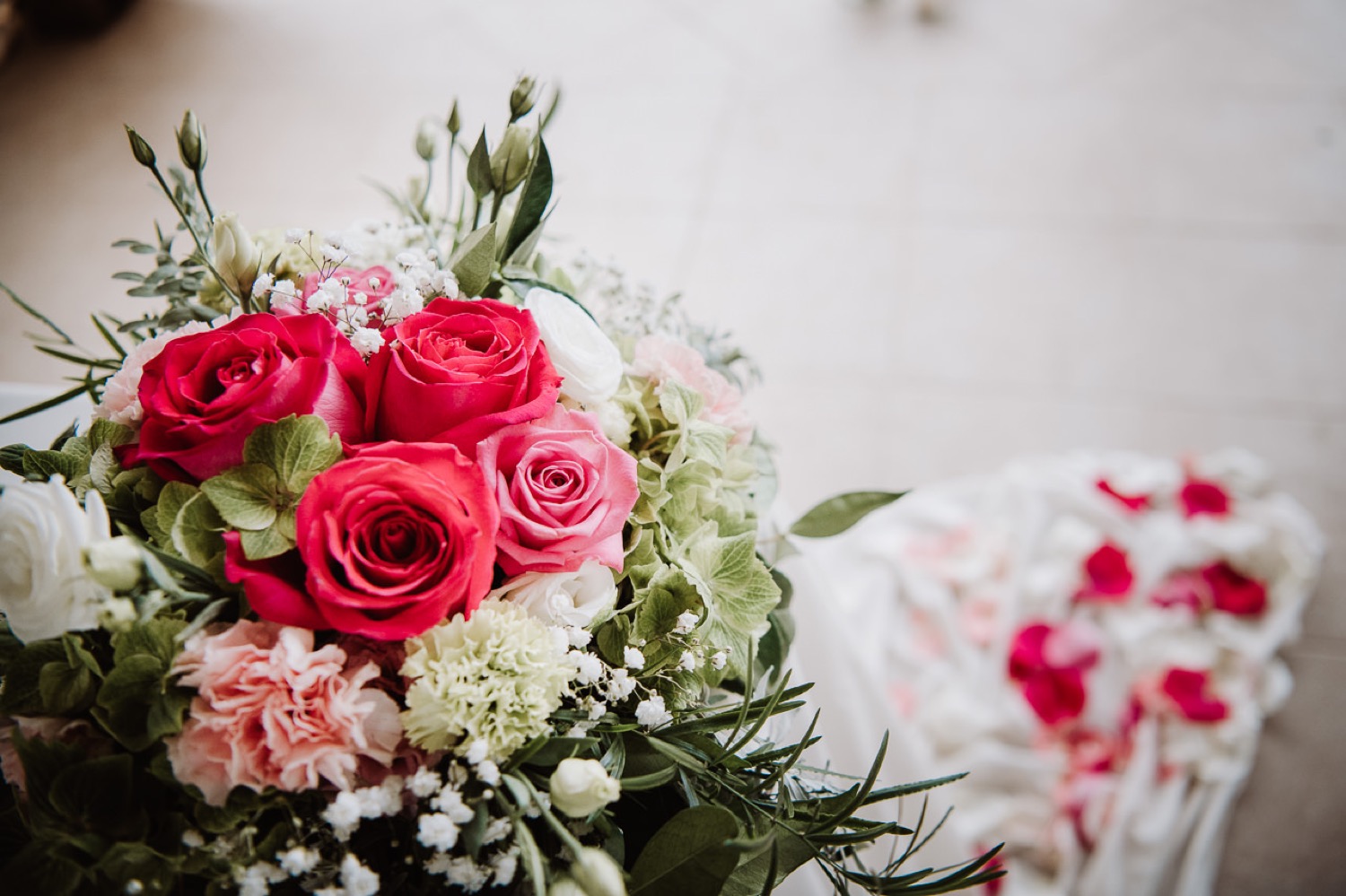 Bouquet di rose rosse e rosa