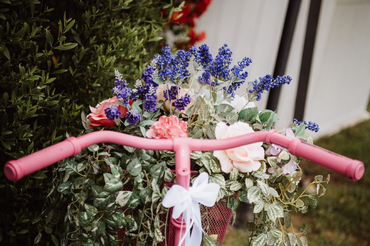 Il manubrio della bicicletta con lavanda e fiori