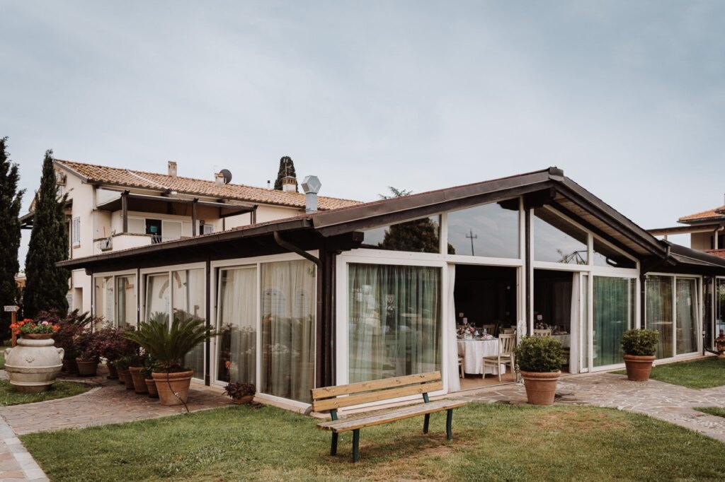 Il casale con la veranda a vetri sul prato