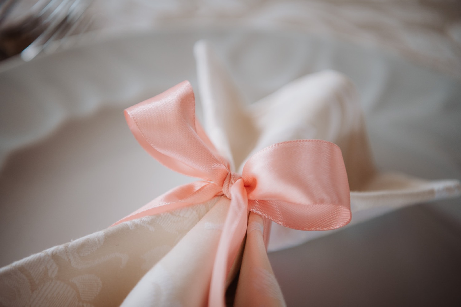 Il fiocco rosa sulla sedia