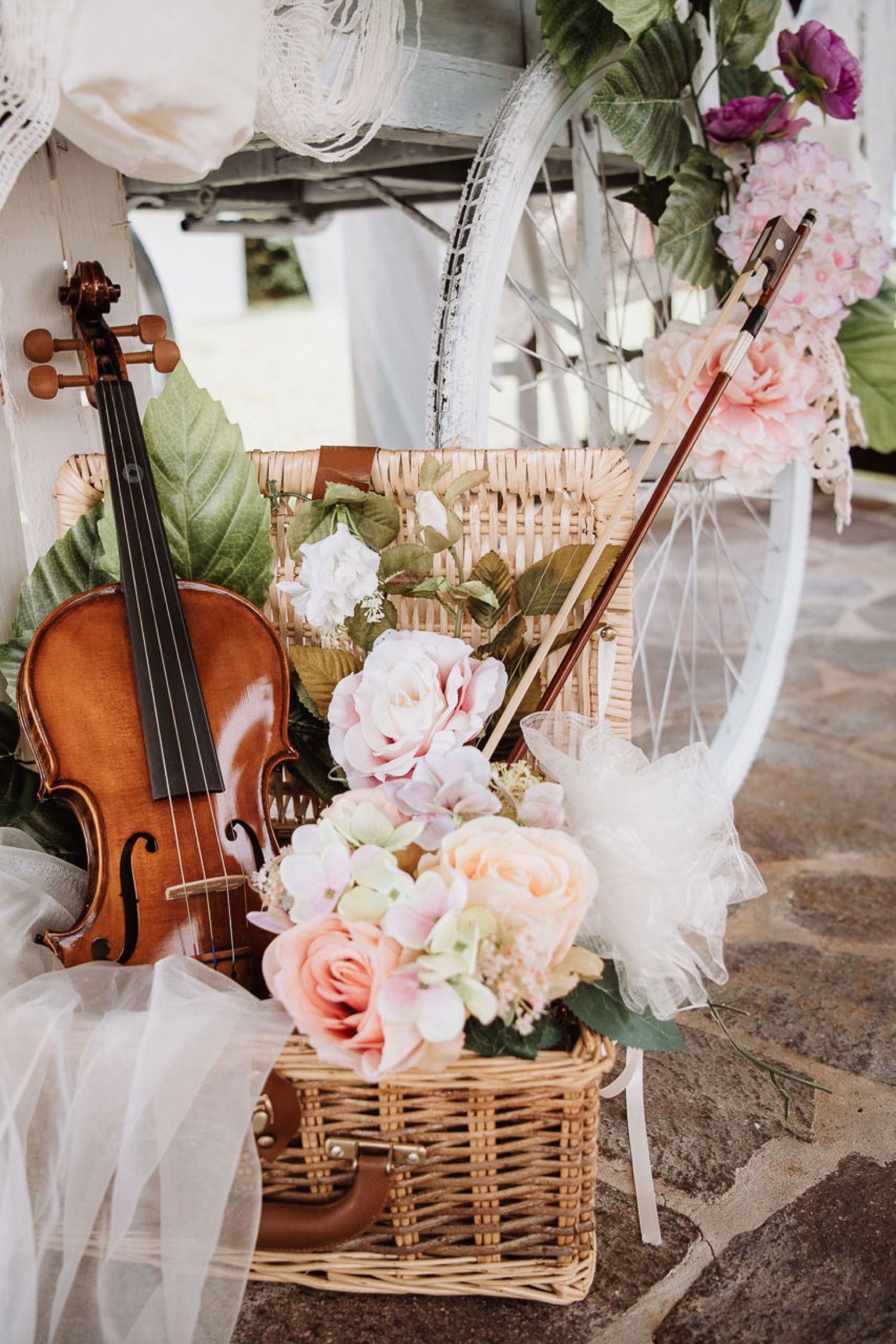 Il violino nel cesto di vimini con i fiori