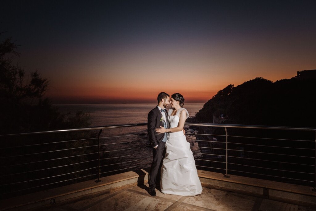 Matrimonio al mare: gli sposi in terrazza al tramonto