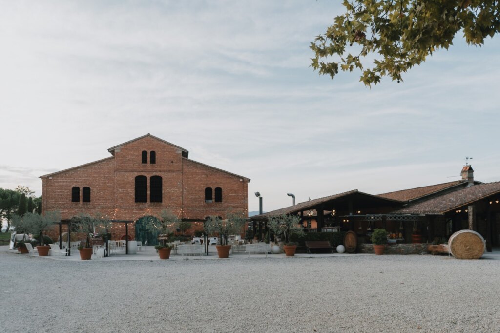 La Fattoria Settepassi: il casale in mattoni e l'aia