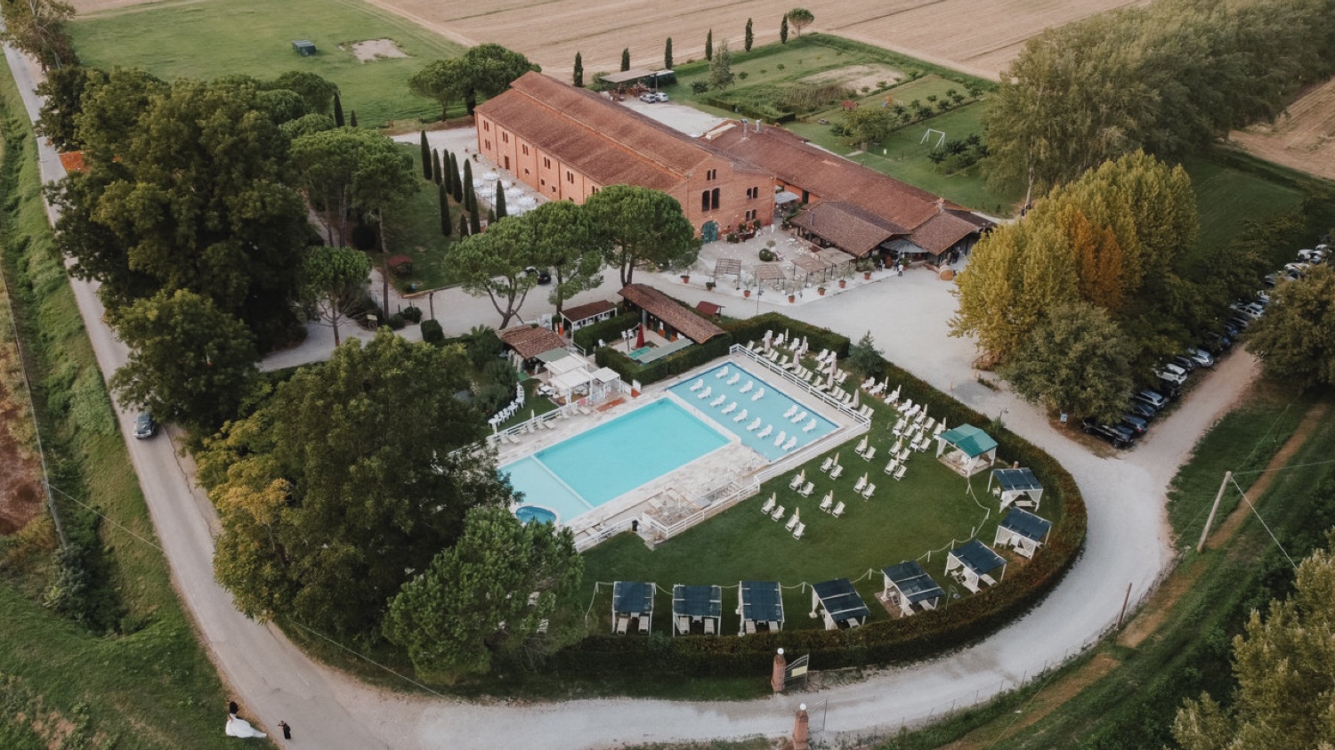 La Fattoria Settepassi vista dall'alto con la piscina