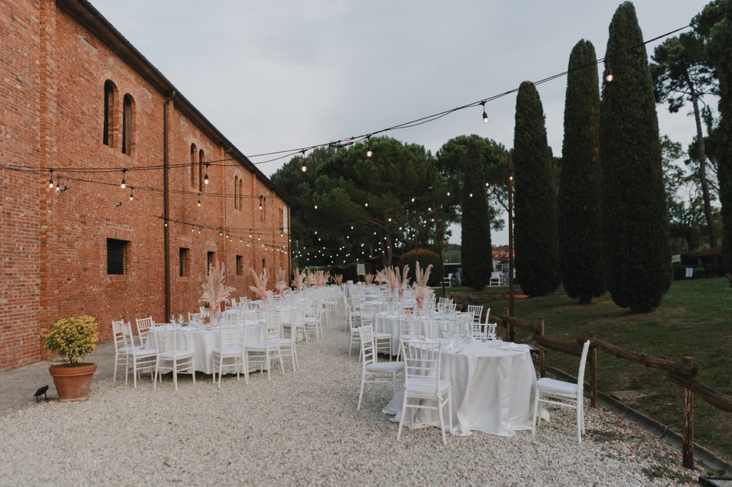 I tavoli del ricevimento lungo il casale