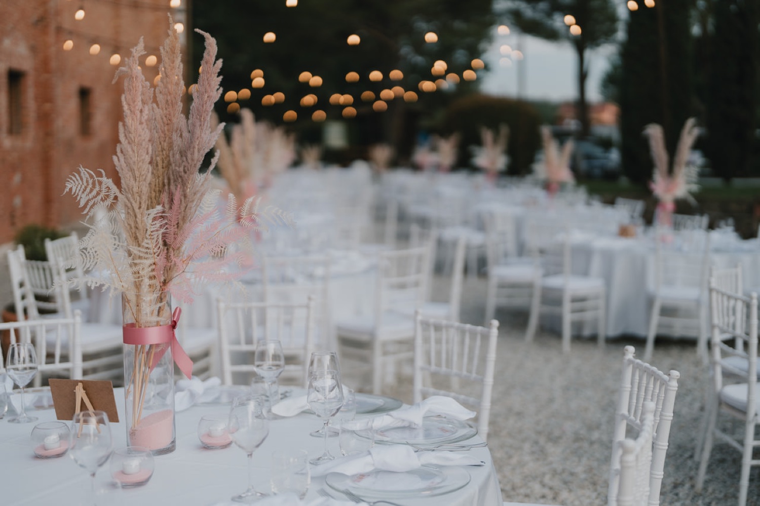 La mise en place con i fiori di pampas
