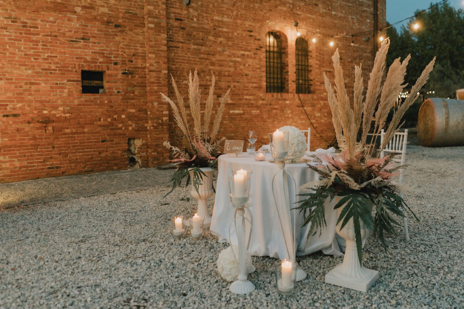 Il tavolo della torta con pampas e candele