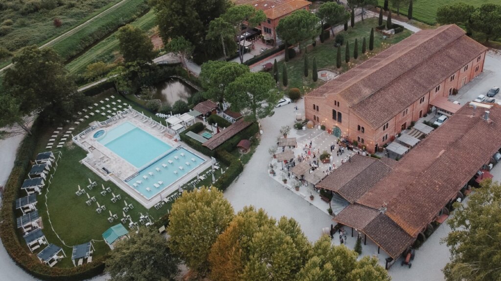 Il casale e la piscina della Fattoria Settepassi dal drone