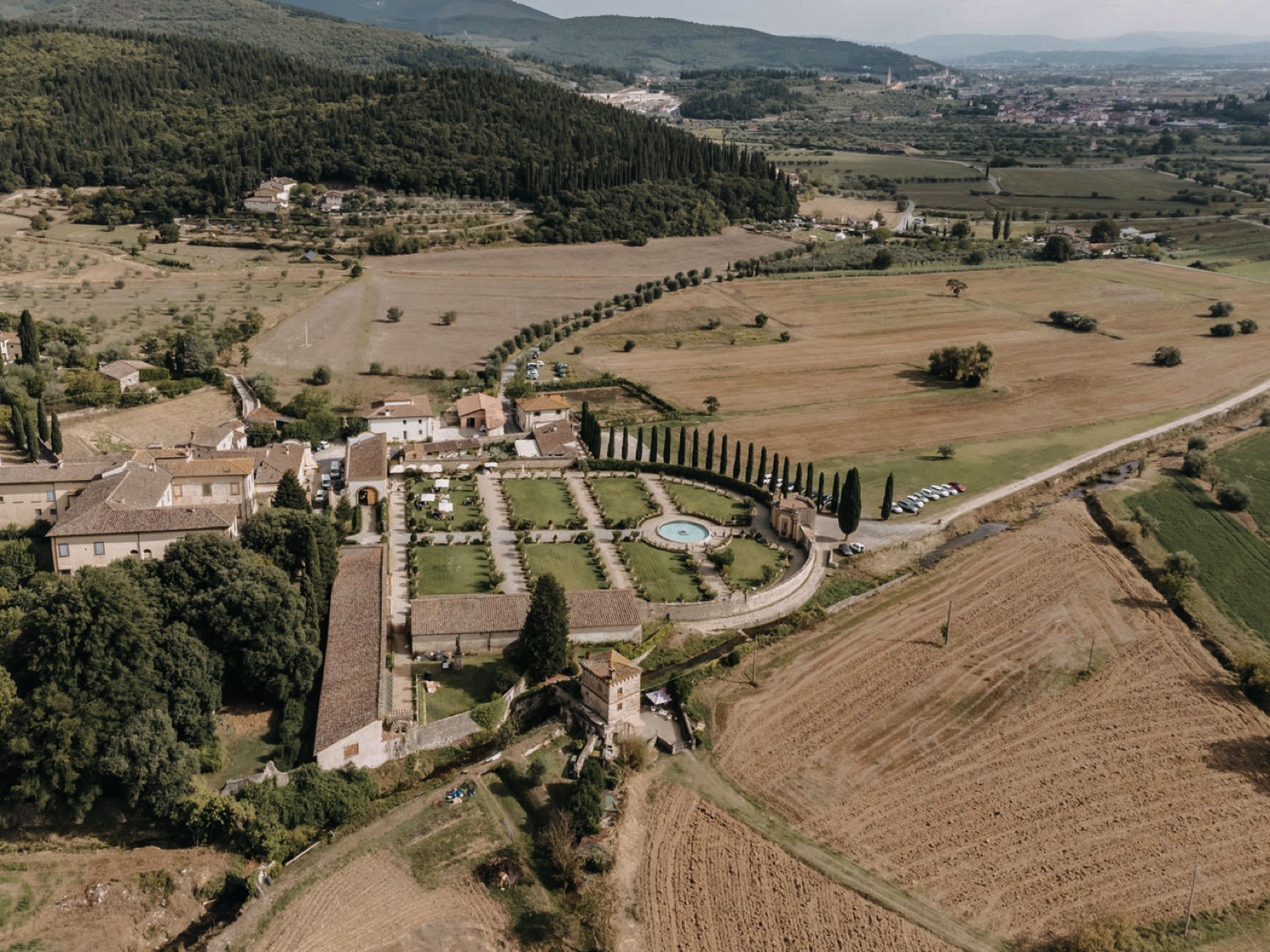 Giardino di Travalle visto dall'alto, con il giardino all'italiana tra i campi