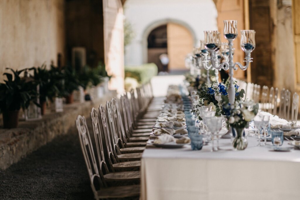 La tavolata lunga con i candelabri e i fiori