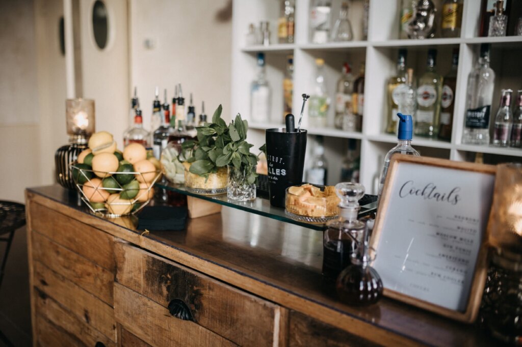 Il mobile in legno del bar dei cocktail