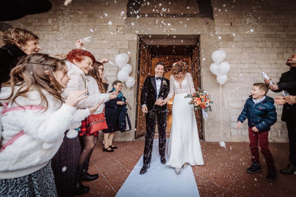 Uscita dalla chiesa tra gli invitati e i bambini