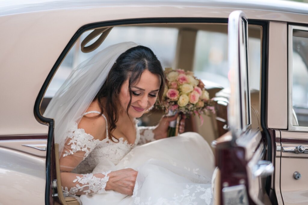 La sposa scende dall'auto con il velo