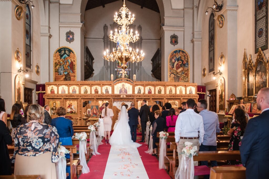 La sposa lungo la navata verso l'iconostasi