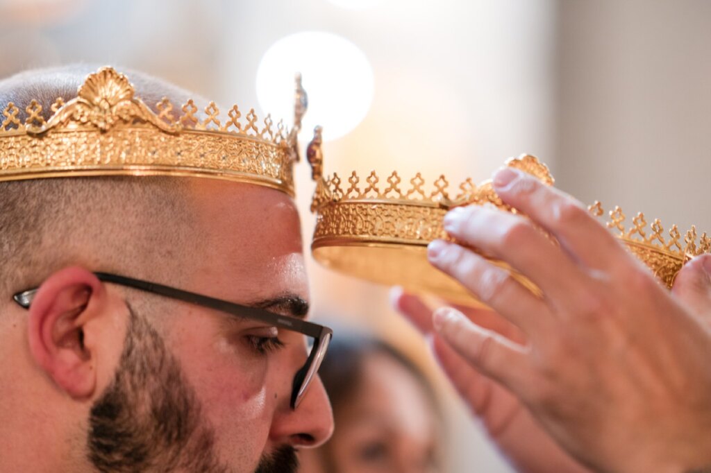 La corona tenuta sopra la testa dello sposo