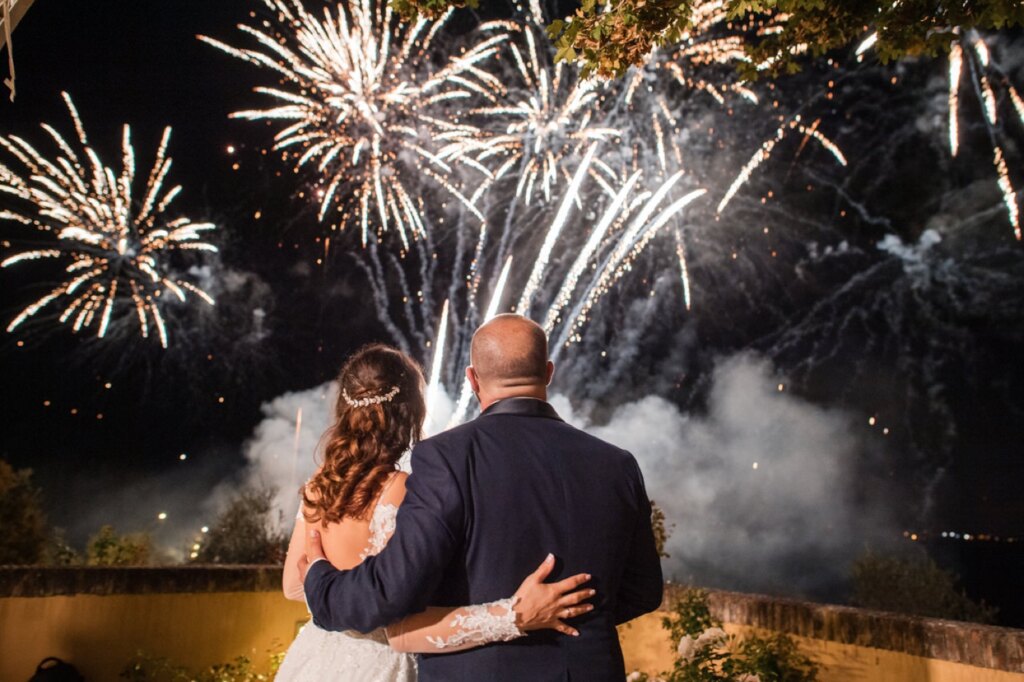 Matrimonio ortodosso a Firenze: gli sposi guardano i fuochi d'artificio