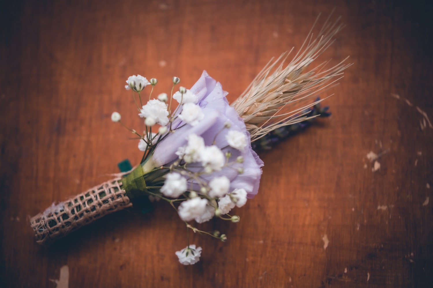Il fiore all'occhiello con le spighe di grano