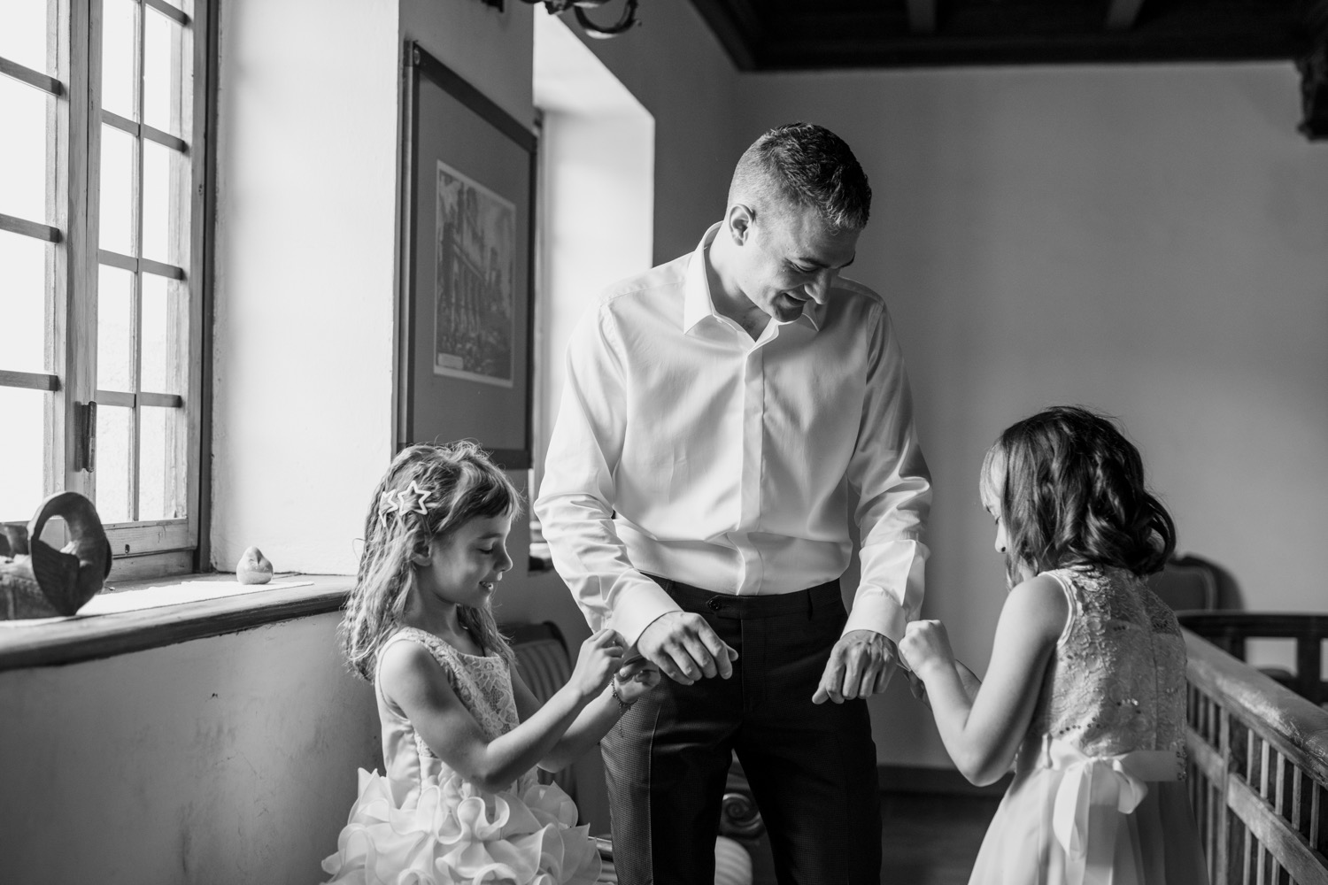 Lo sposo con i bambini, in bianco e nero