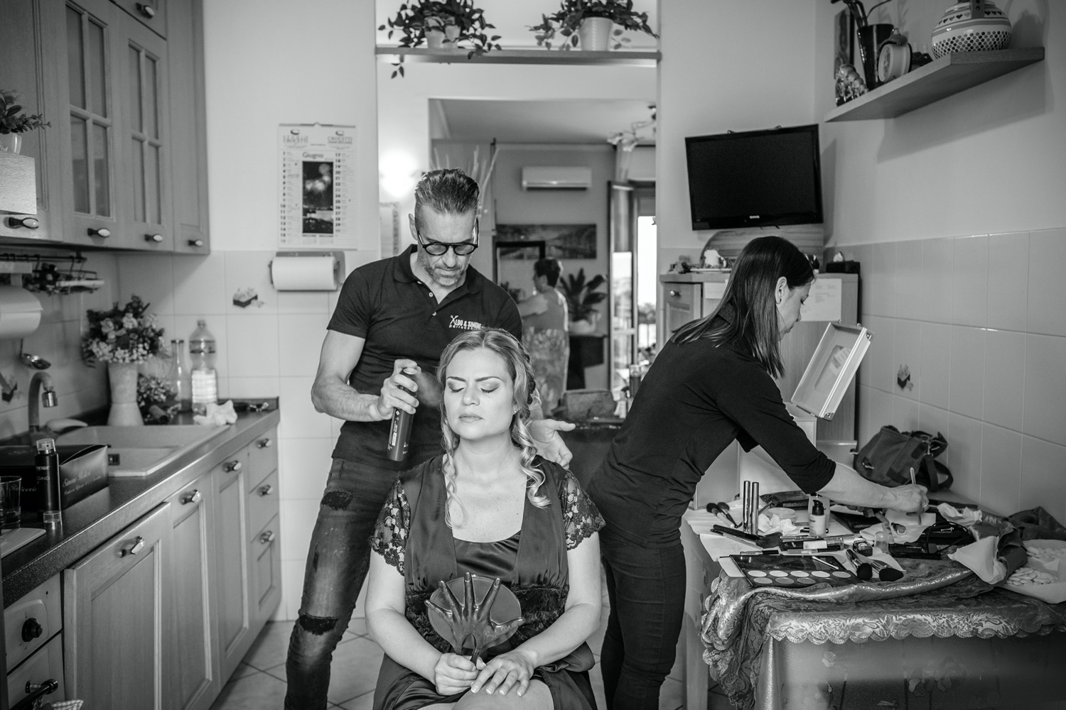 La sposa dalla parrucchiera in casa, in bianco e nero