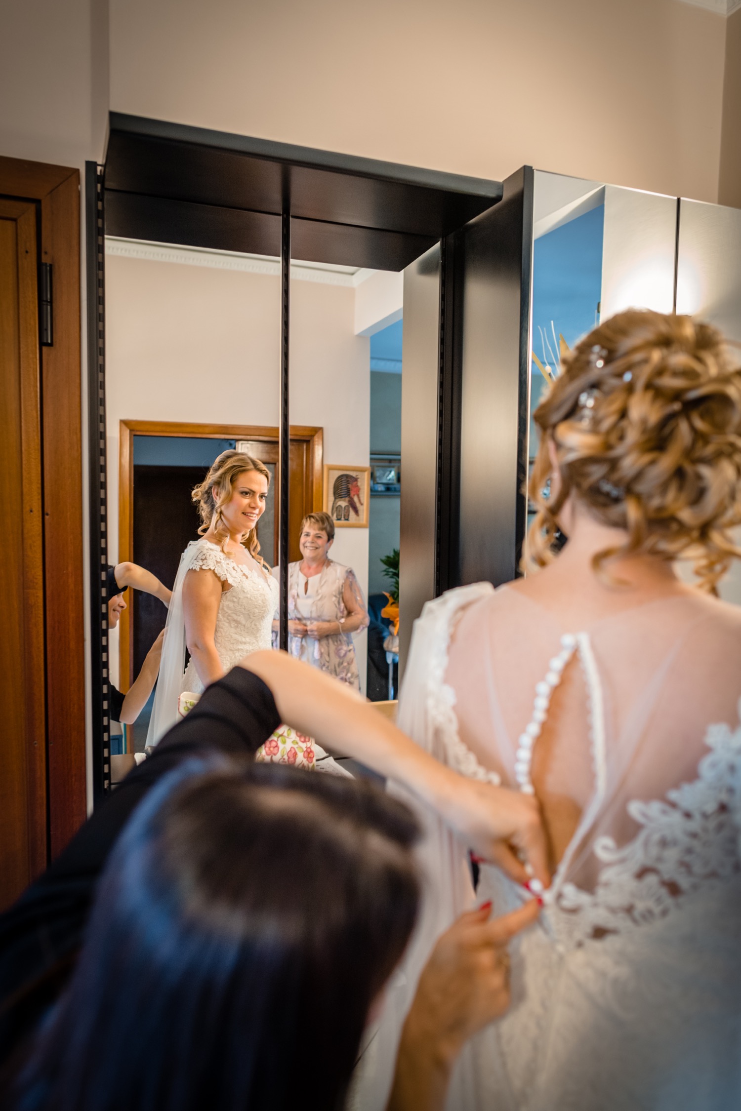 La sposa si veste davanti allo specchio