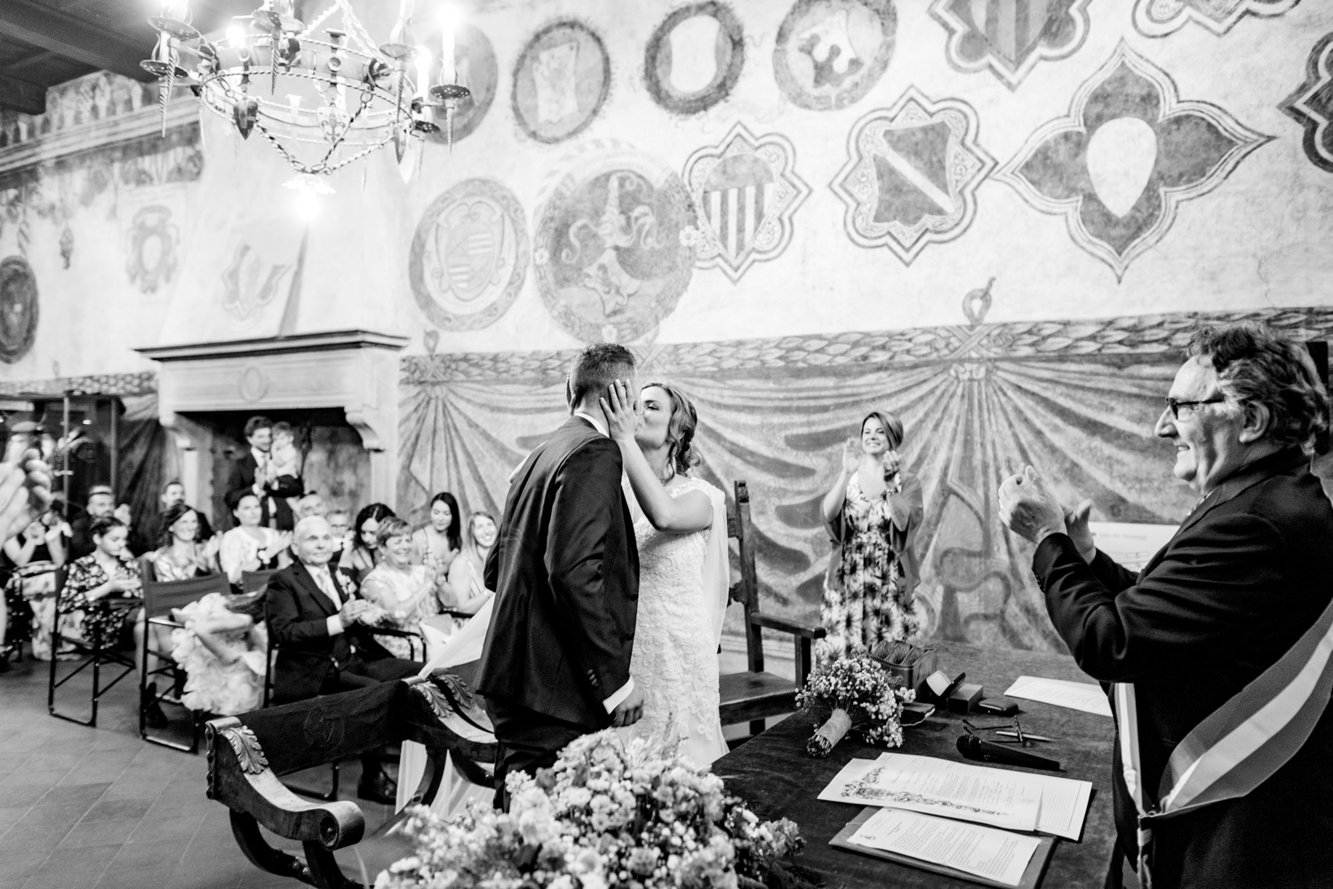 La cerimonia nella sala con gli stemmi, in bianco e nero