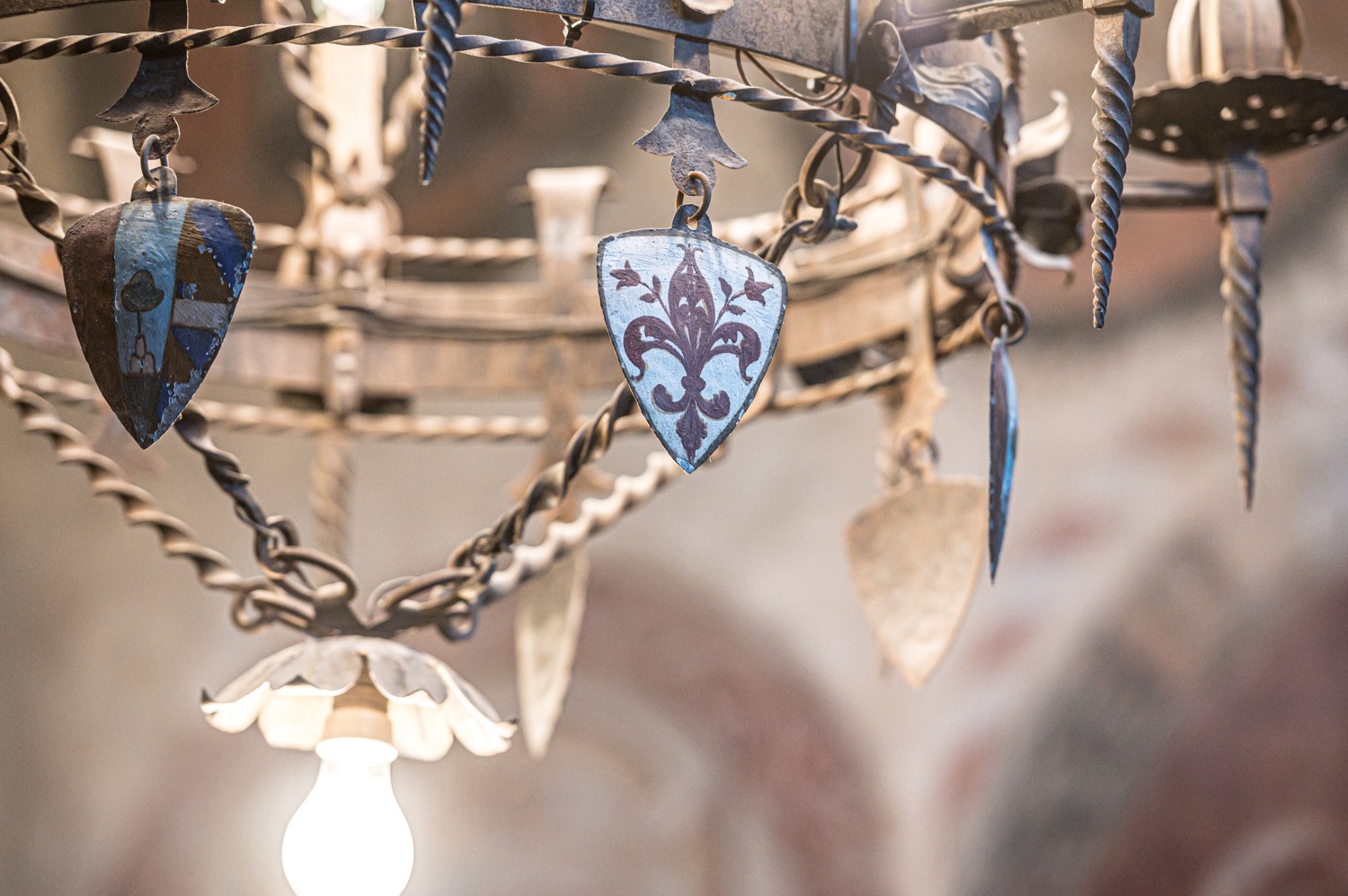 Il lampadario con gli stemmi del Palazzo dei Vicari