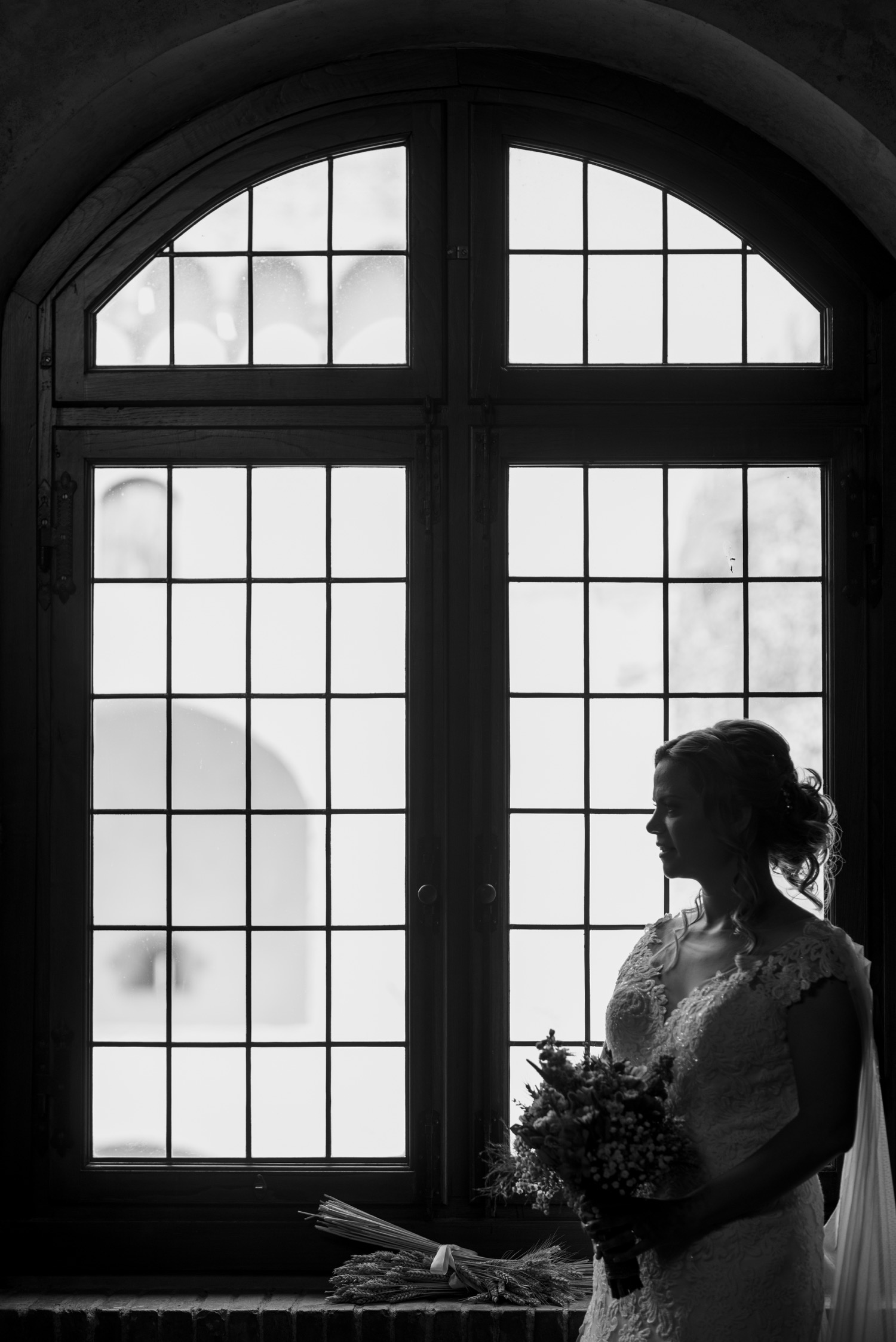 La sposa in controluce alla finestra, in bianco e nero