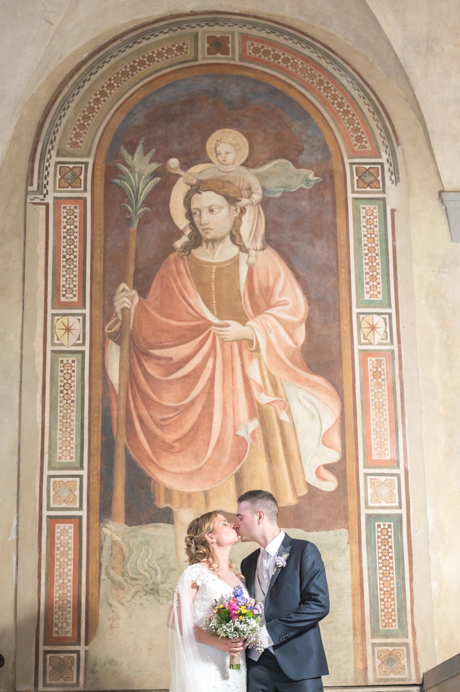 Gli sposi sotto l'affresco di San Cristoforo