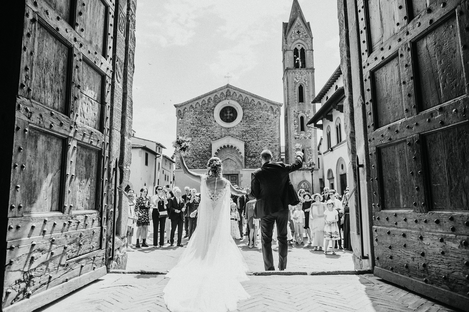 Gli sposi escono sulla piazza, in bianco e nero