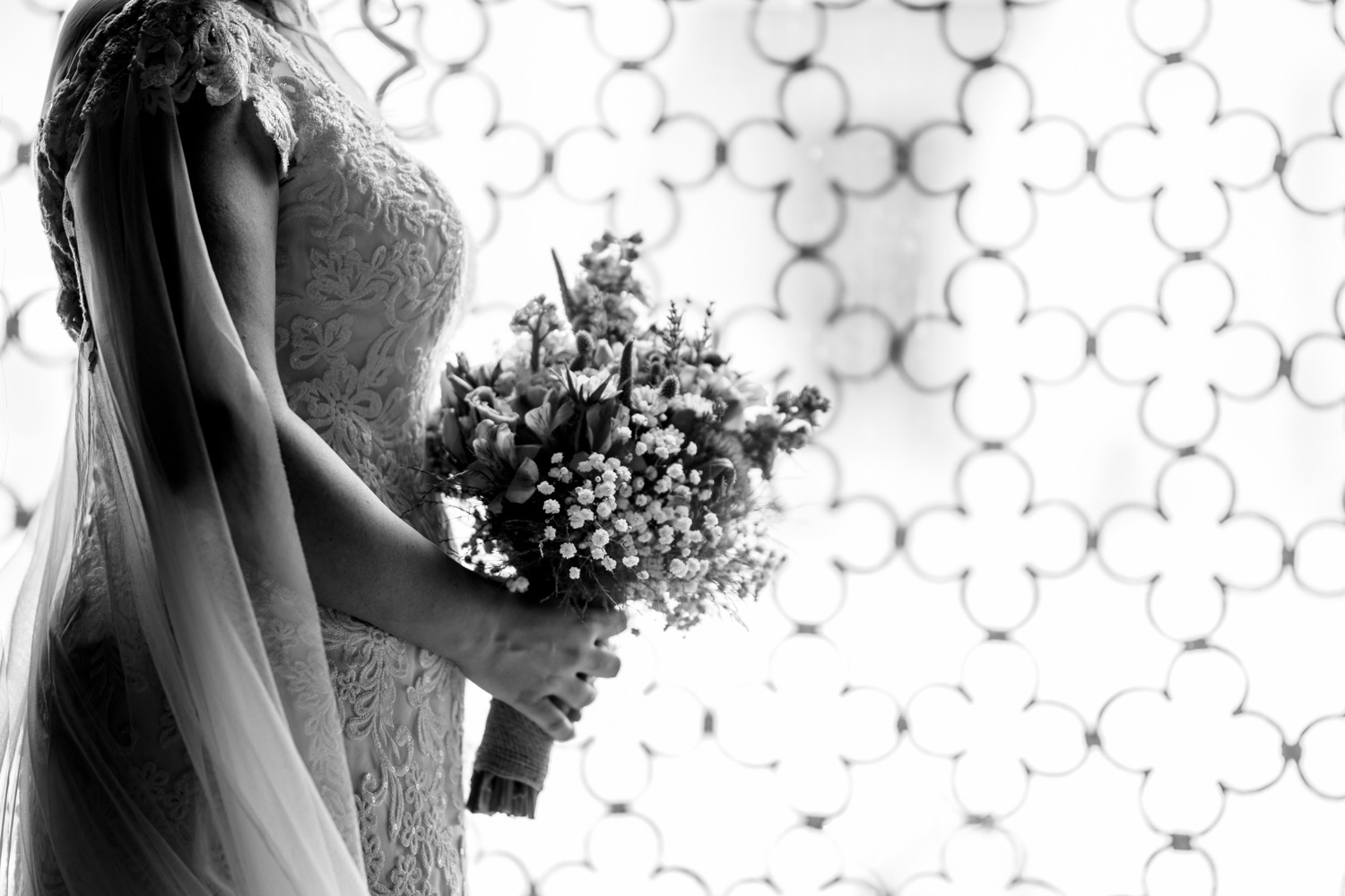 Il bouquet davanti alla vetrata, in bianco e nero