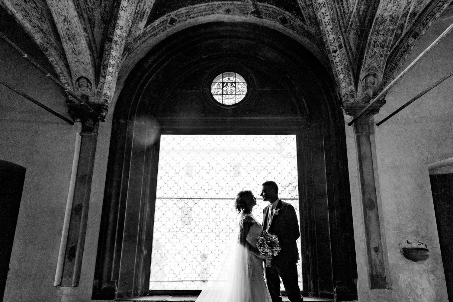 Gli sposi sotto l'arco, in bianco e nero