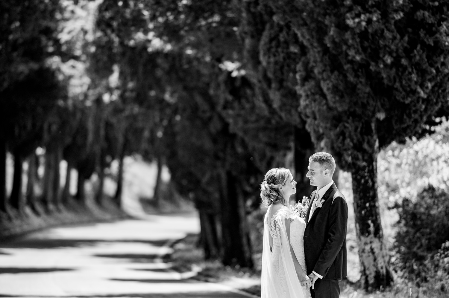 Gli sposi nel viale alberato, in bianco e nero