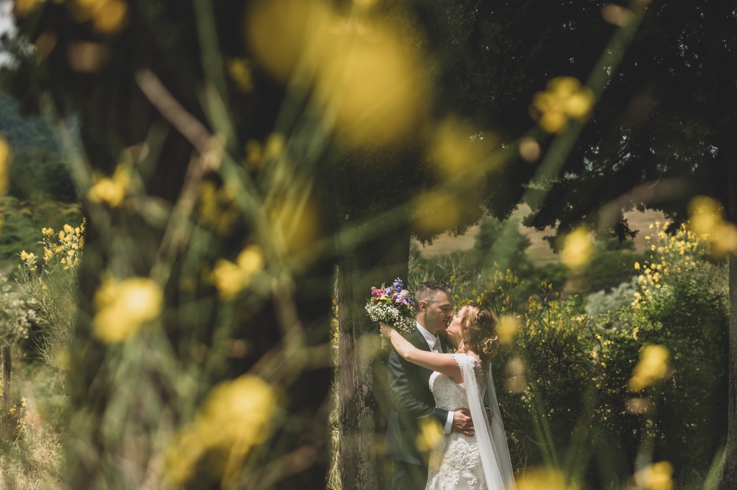 La sposa tra i fiori gialli