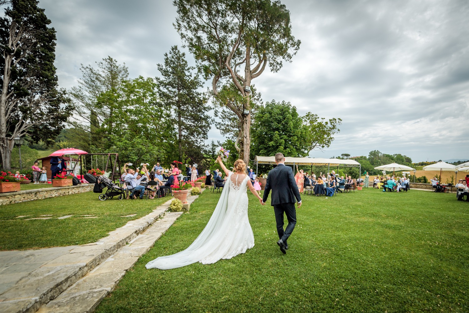 Gli sposi nel prato di Villa Lo Sprocco