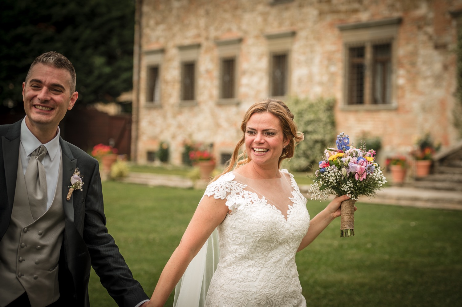 Gli sposi davanti alla villa