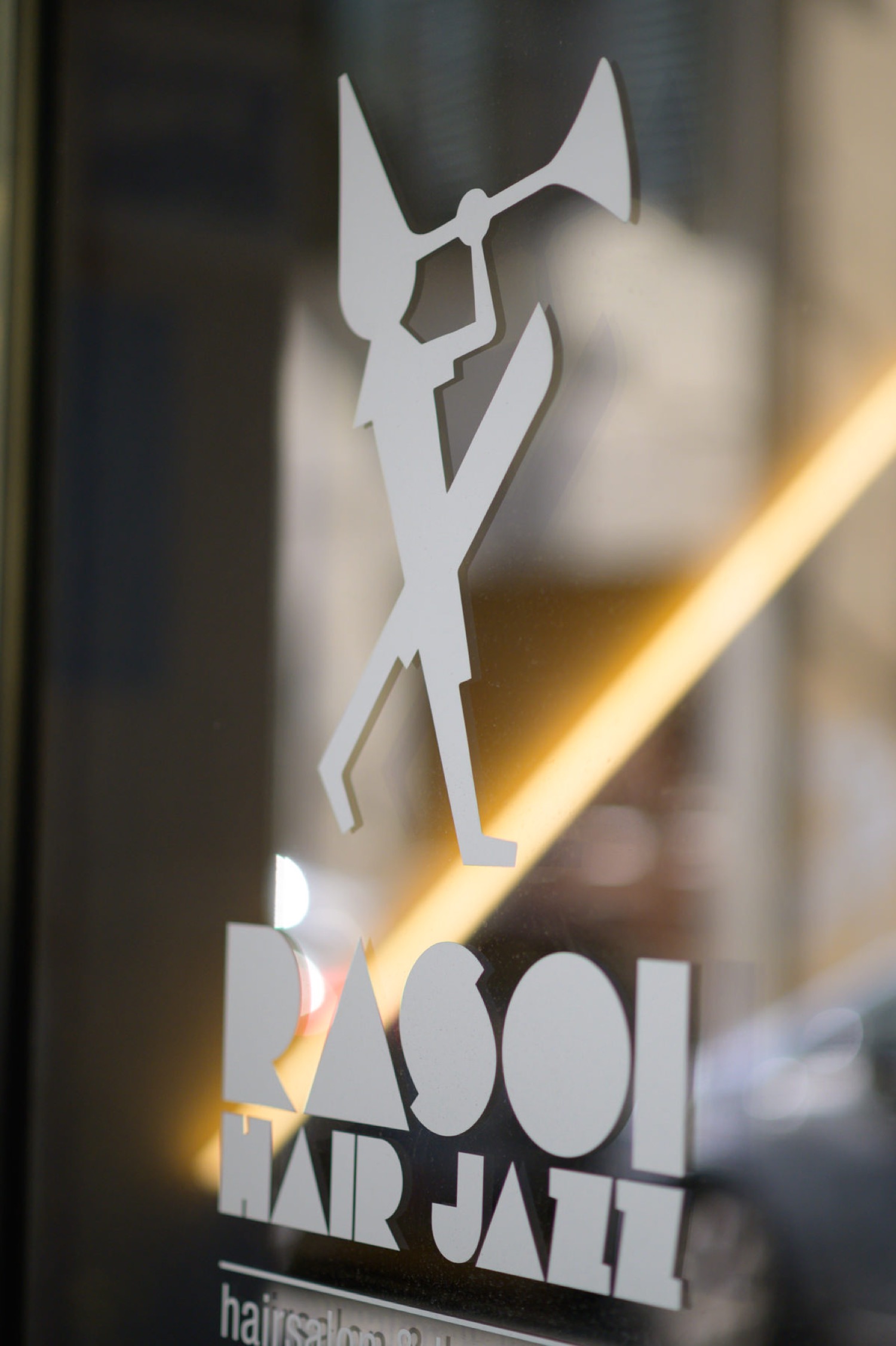 L'insegna del salone Rasoi Hair Jazz