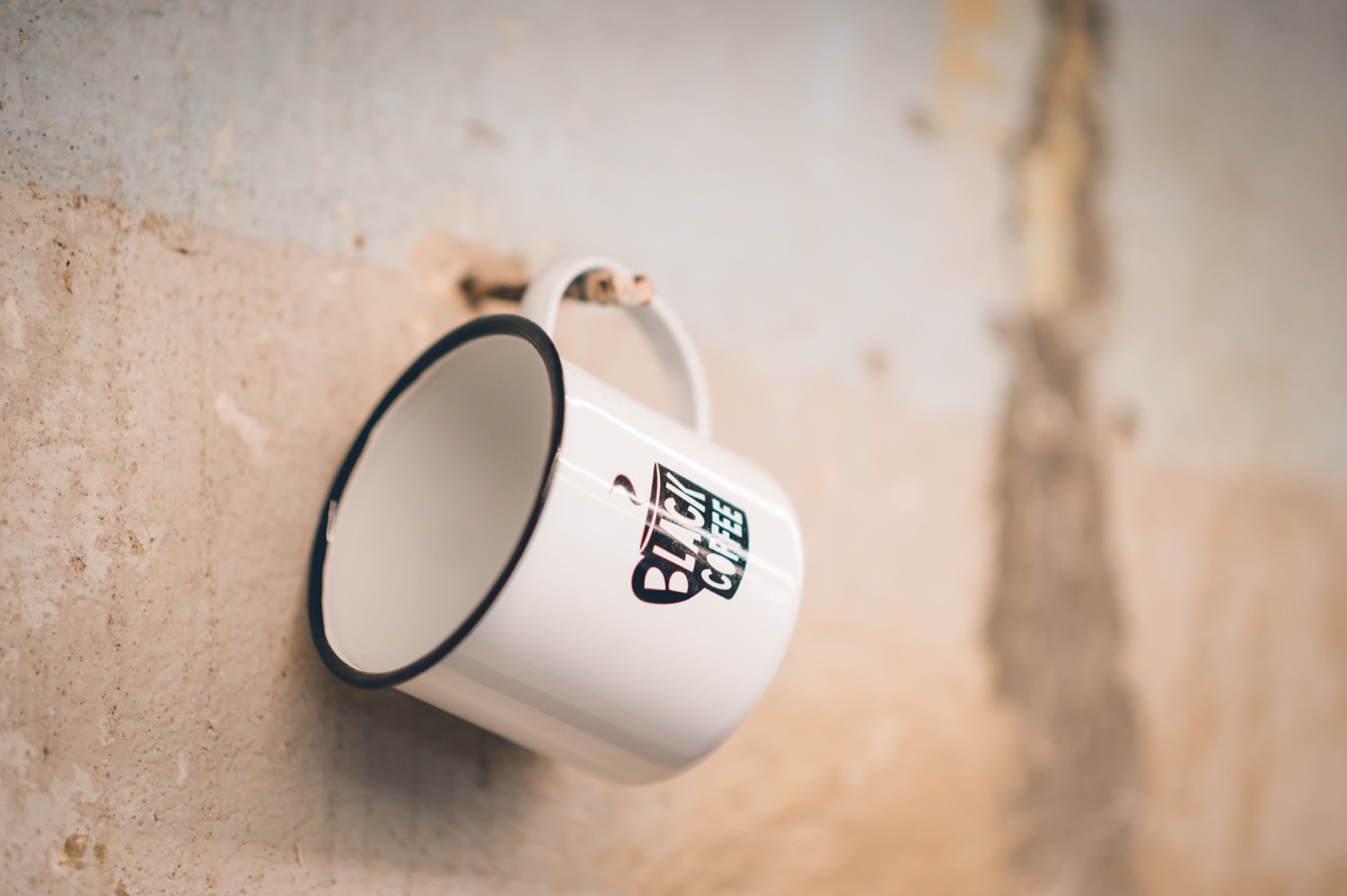 La tazza smaltata sul muro del salone