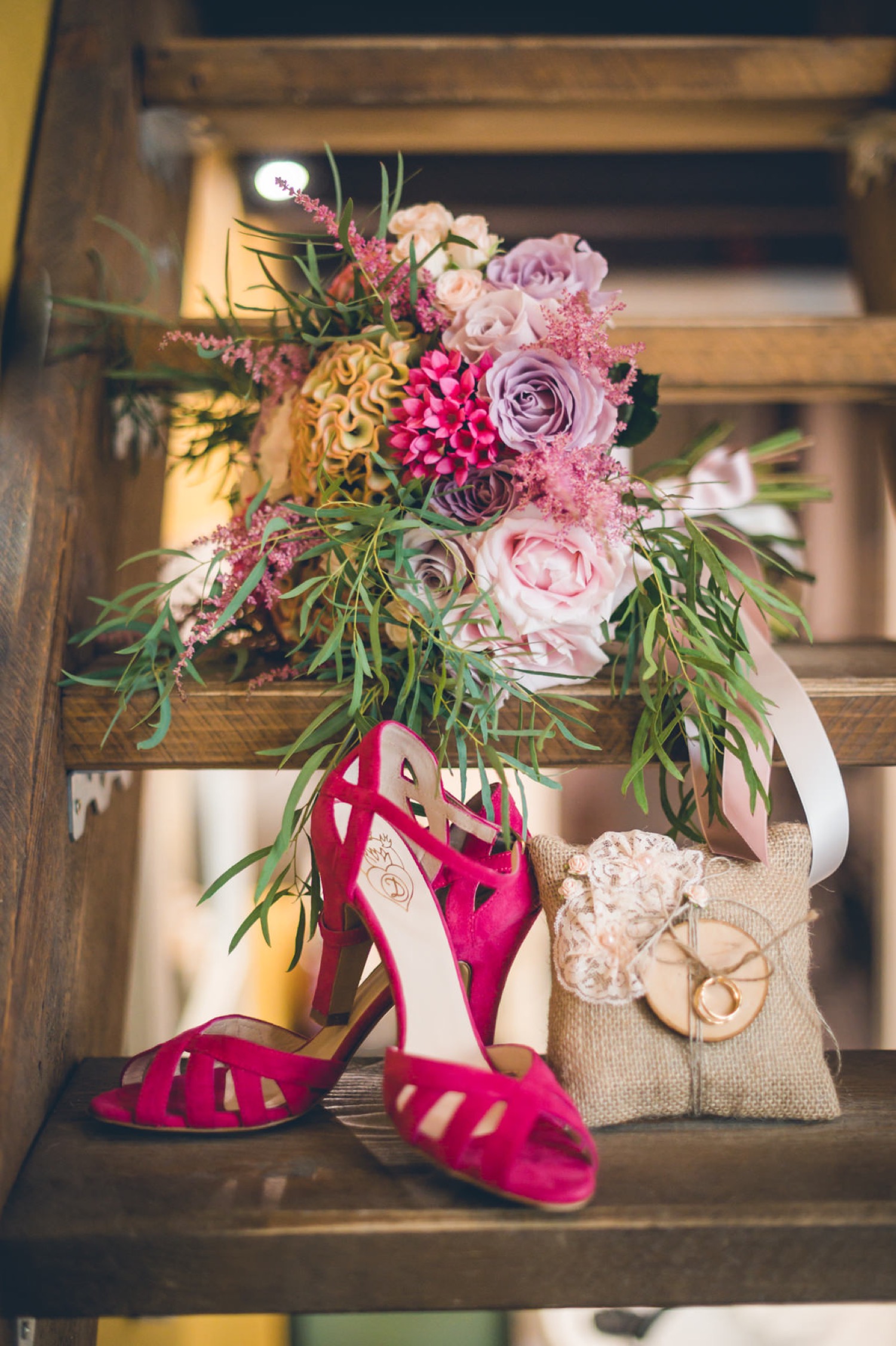 Il bouquet e le scarpe fucsia della sposa