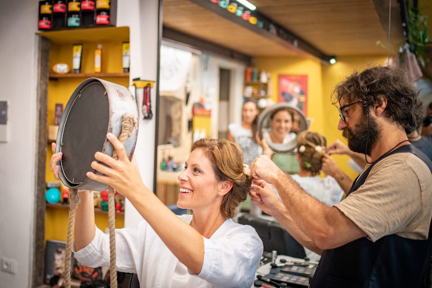 La sposa si guarda allo specchio