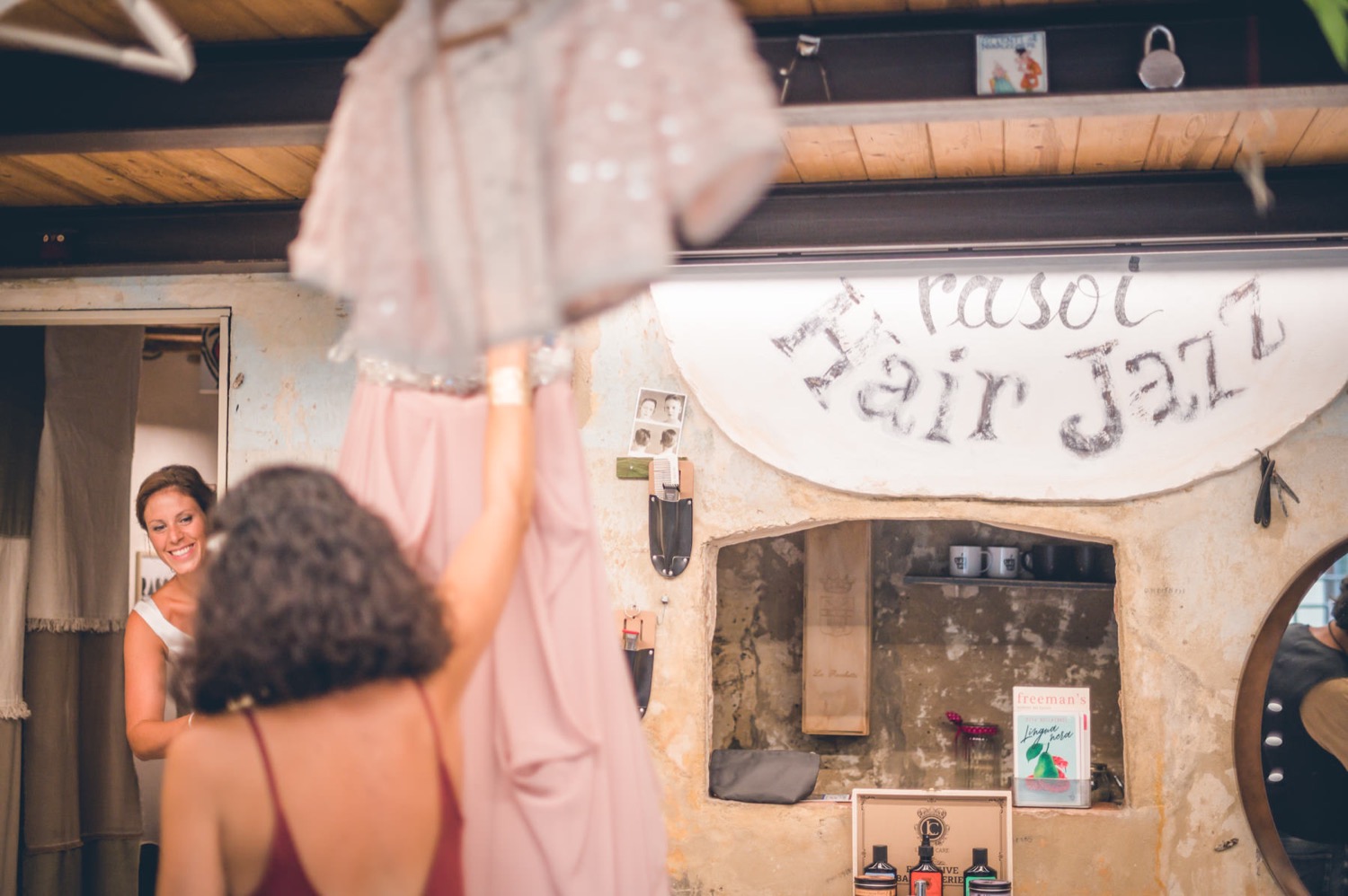 La sposa si veste nel salone