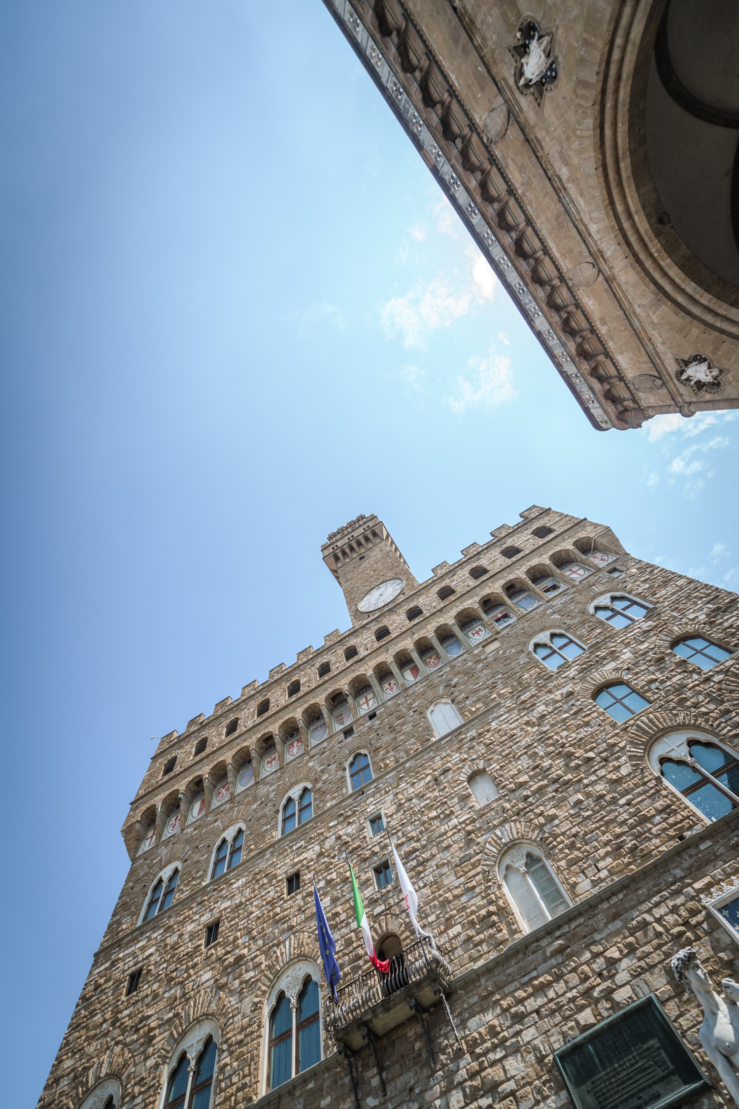 La torre di Palazzo Vecchio vista dal basso