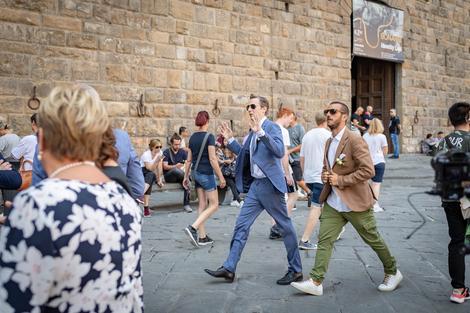 Gli invitati in piazza della Signoria