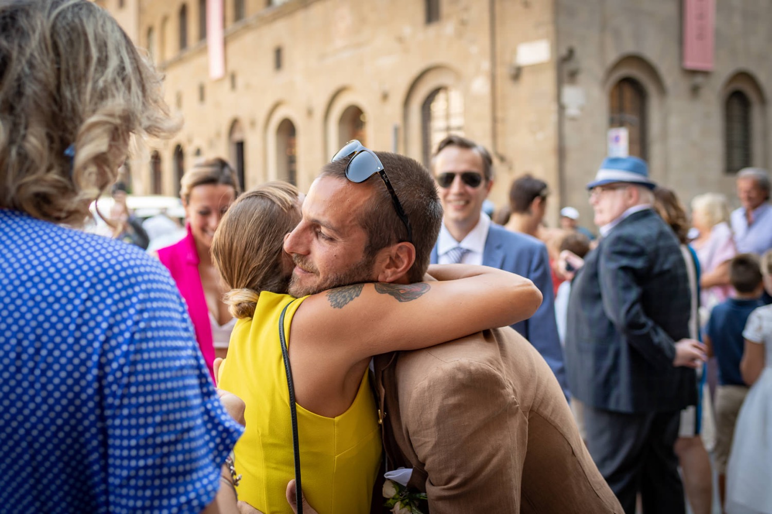 Abbracci tra gli invitati