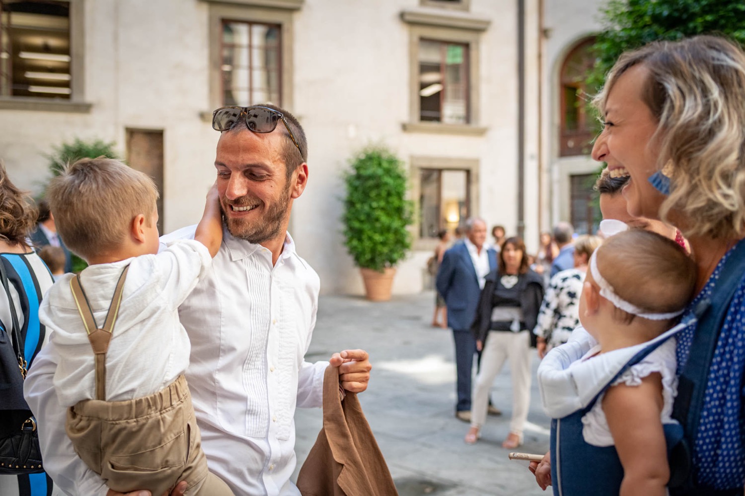 Lo sposo con i bambini in piazza