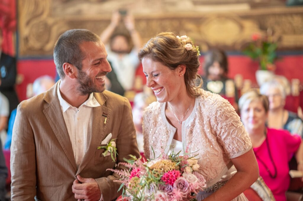 Matrimonio a Palazzo Vecchio: gli sposi sorridono nella Sala Rossa