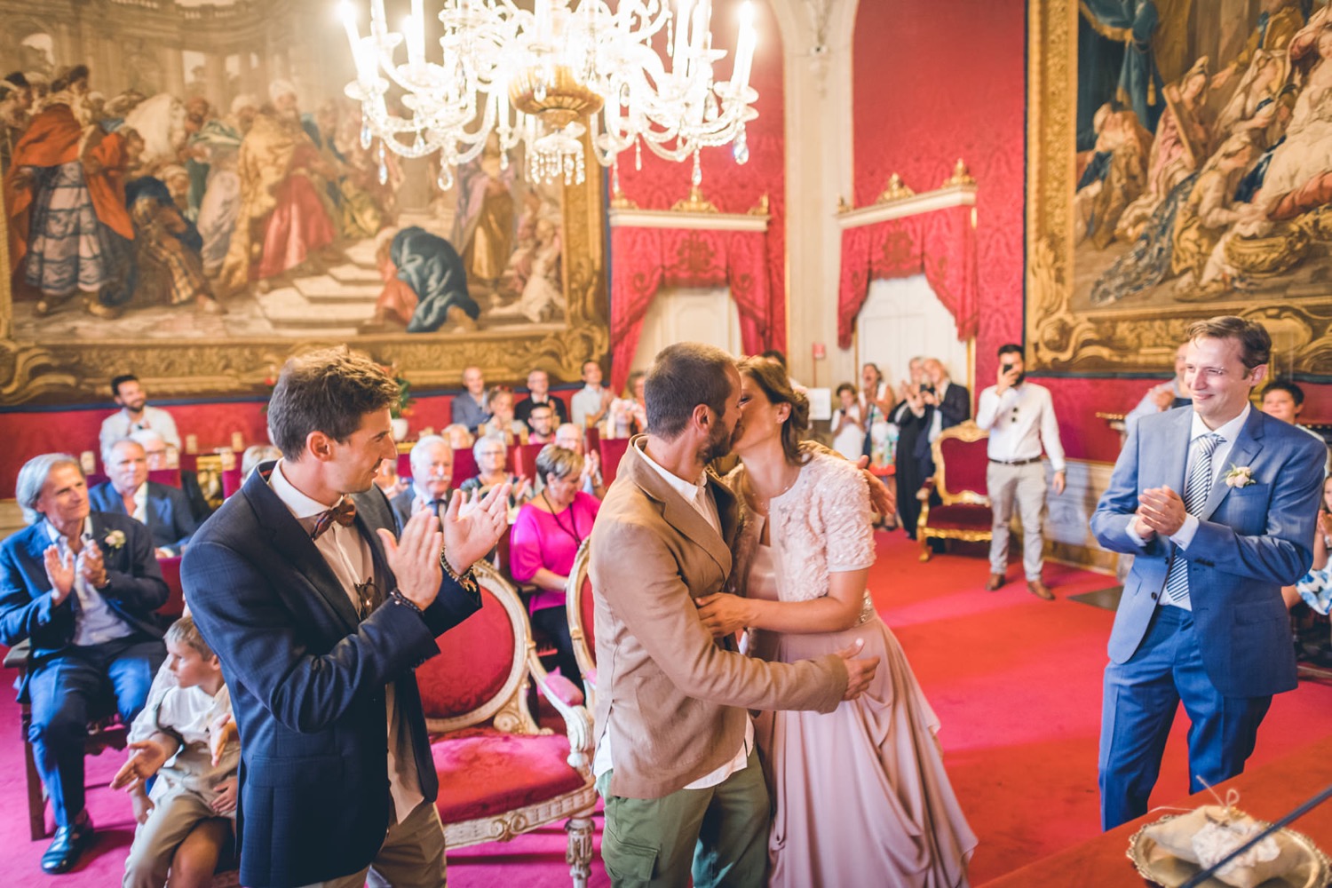 Gli sposi festeggiati nella Sala Rossa