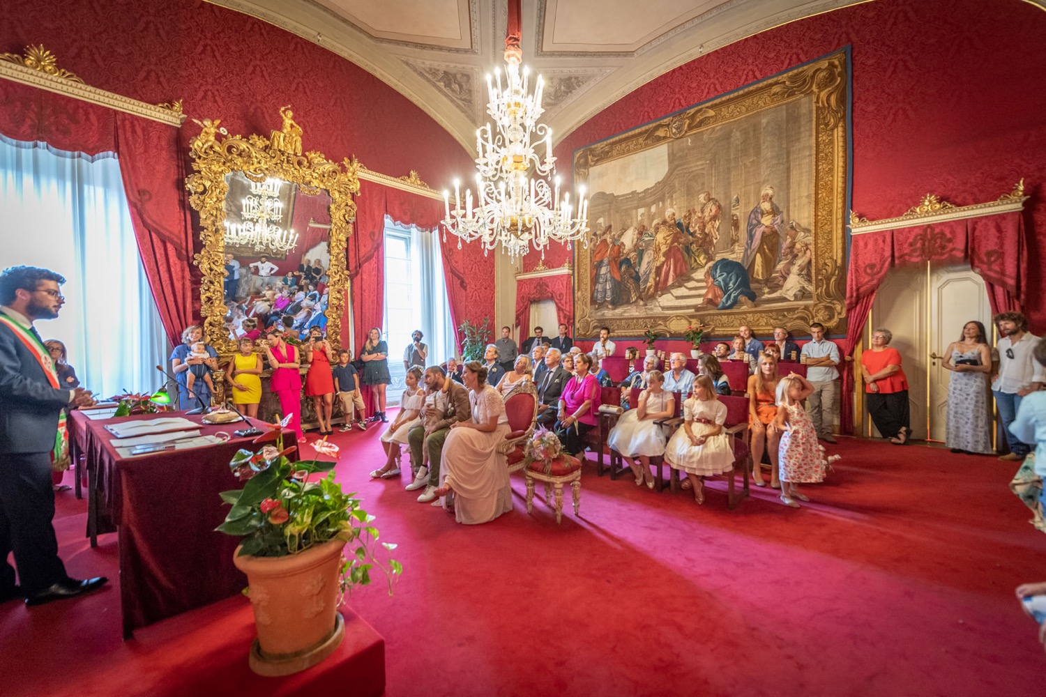La Sala Rossa con il lampadario e gli arazzi