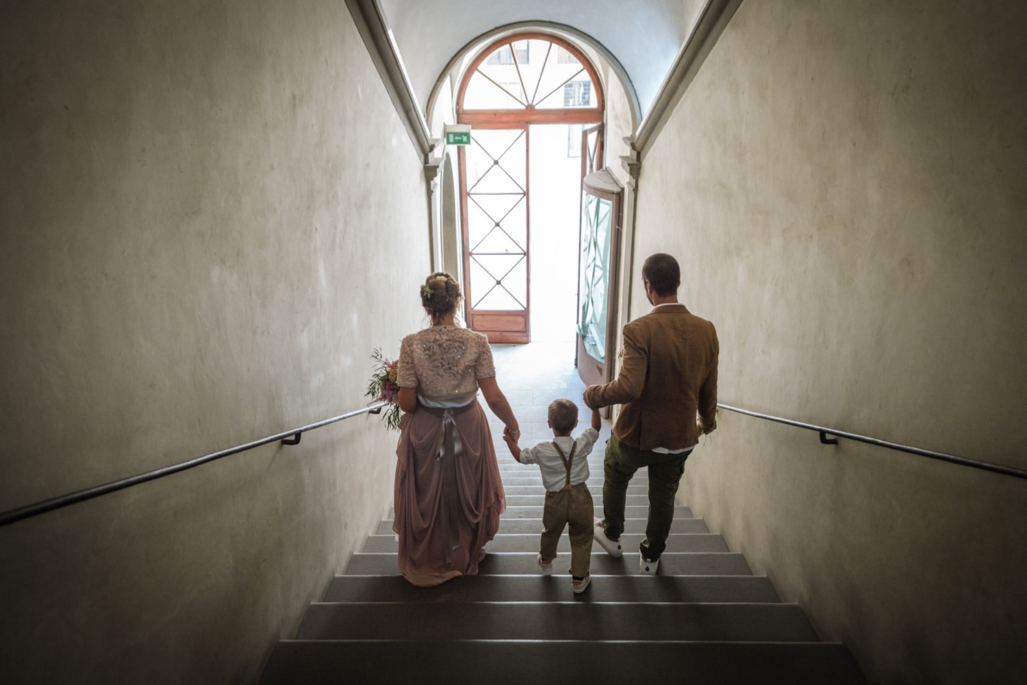 Gli sposi scendono le scale con i bambini